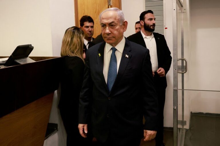 perdana-menteri-israel-benjamin-netanyahu-untuk-pertama-kalinya-bersaksi-dalam-sidang-kasus-korupsi-yang-dituduhkan-padanya-pa-1